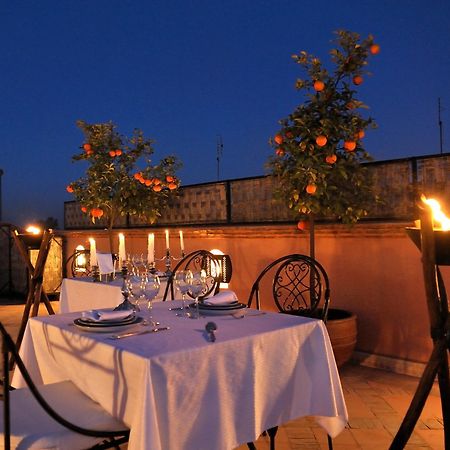 Riad Le Jardin D'Abdou Marrakesz Zewnętrze zdjęcie Rooftop dining at the hotel