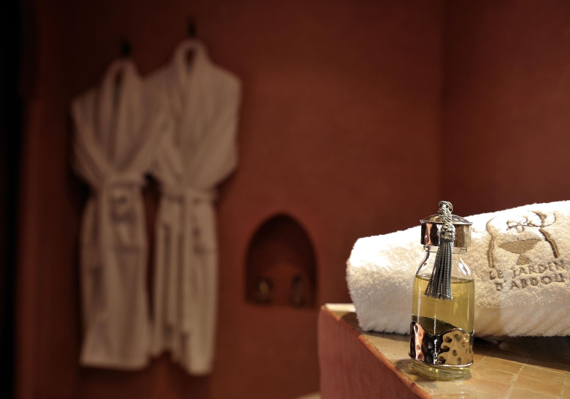 Riad Le Jardin D'Abdou Marrakesz Zewnętrze zdjęcie A bottle of massage oil