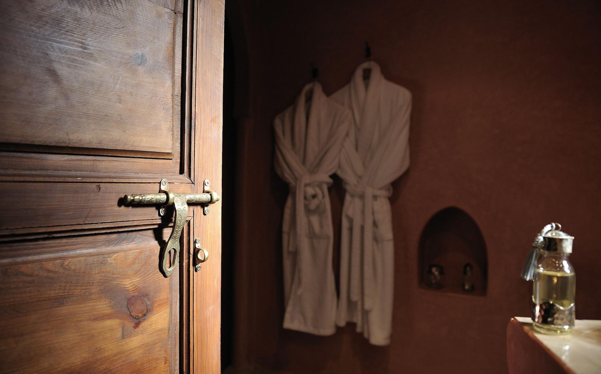 Riad Le Jardin D'Abdou Marrakesz Zewnętrze zdjęcie A bathrobe hanging on a door