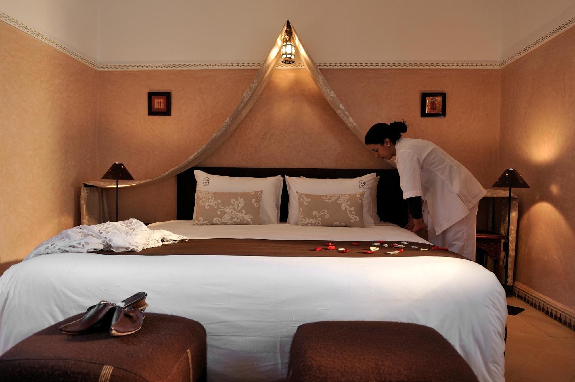 Riad Le Jardin D'Abdou Marrakesz Zewnętrze zdjęcie A chambermaid making a bed