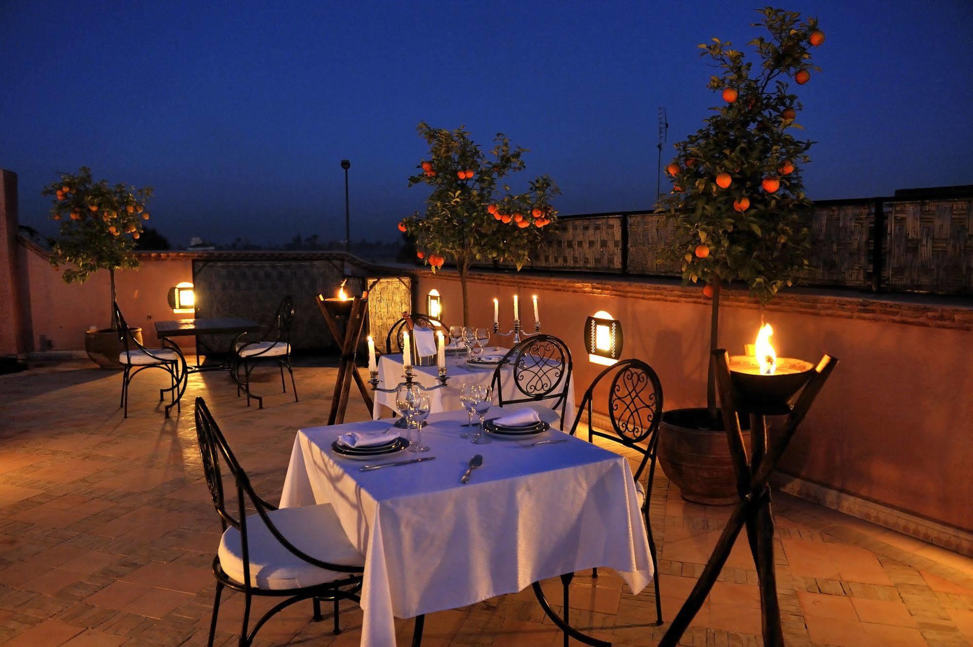 Riad Le Jardin D'Abdou Marrakesz Zewnętrze zdjęcie Rooftop dining at the hotel